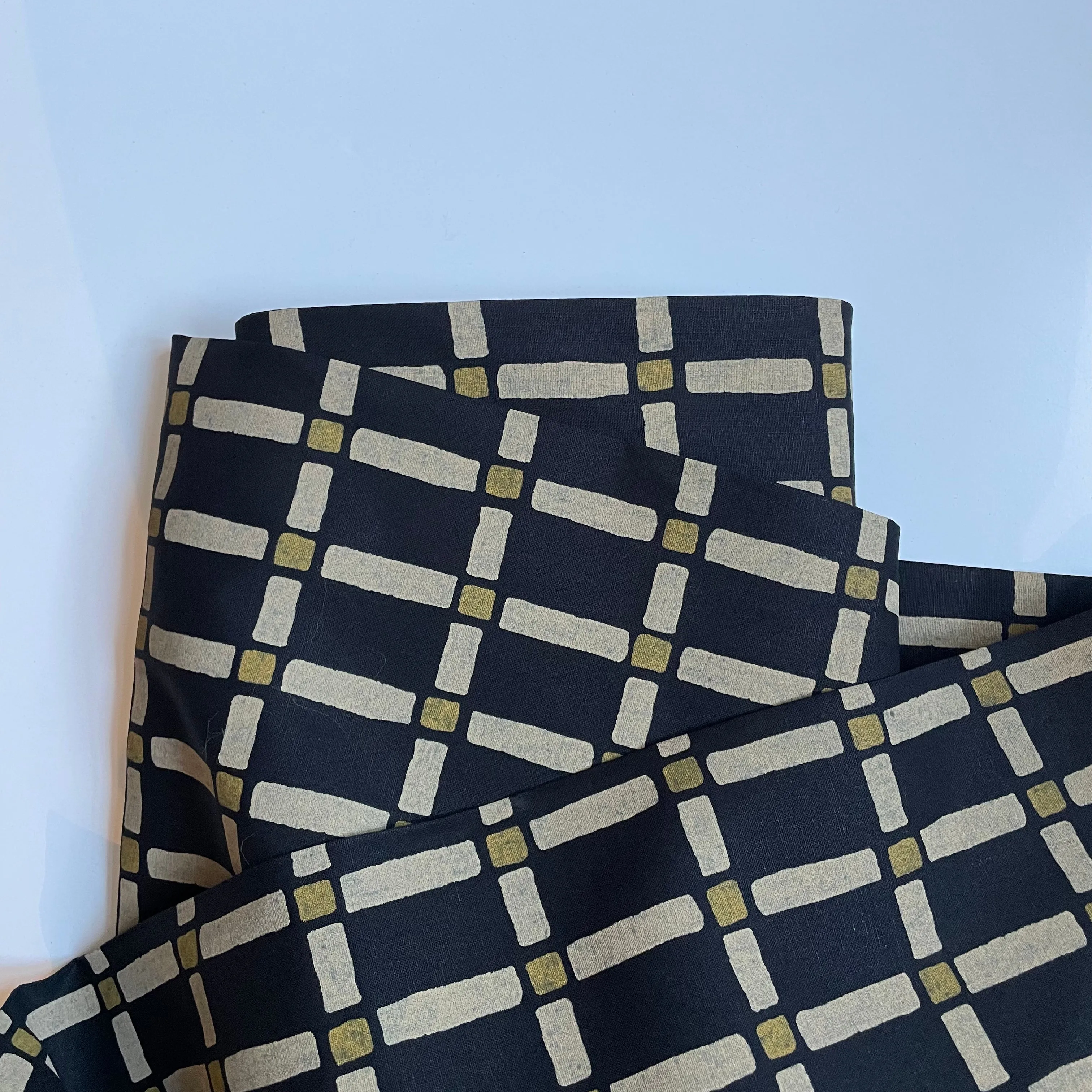 Robert Kaufman Essex Linen / Cotton : Riverbend - Geometric  Black